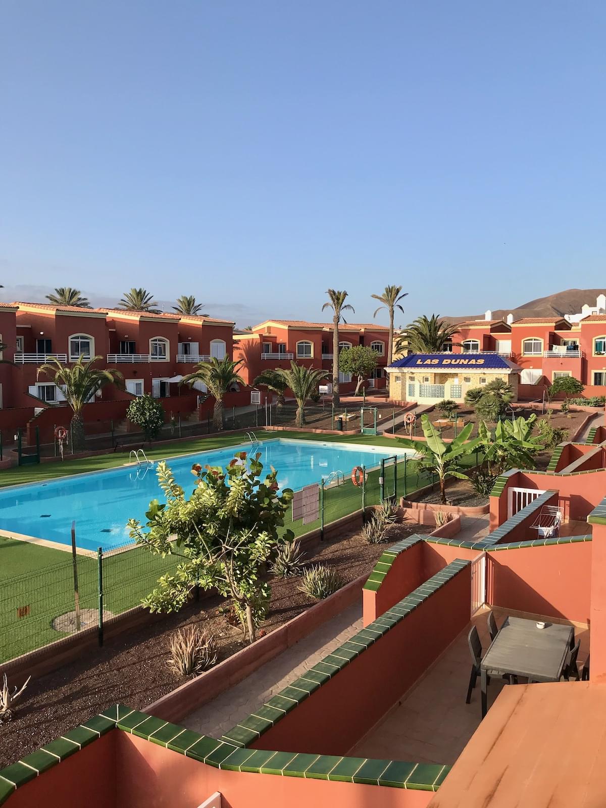 Ubytování pro 4 v klidném resortu se dvěma bazény v Corraleju ~80 EUR / noc.