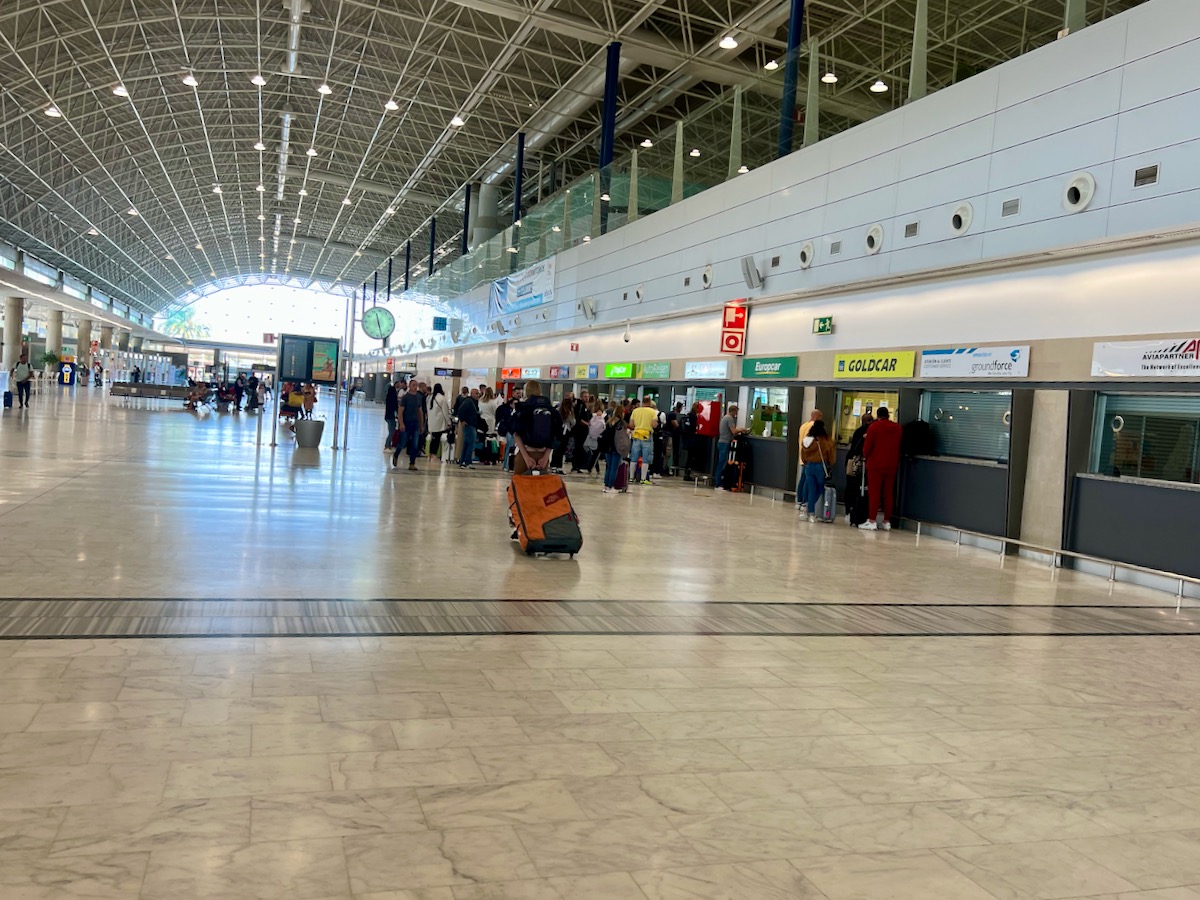 Příletová hala a čekání na autopůjčovnu