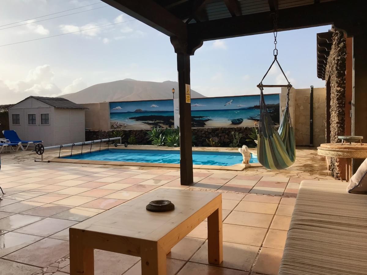 Vila s vyhřívaným bazénem a letní kuchyní ~120 EUR / noc.